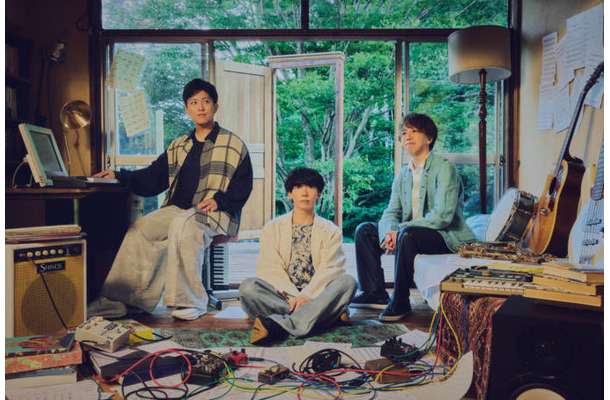 sumikaと幾田りらが共演した「赤春花 feat. 幾田りら」MV公開が決定。息の合った演奏シーンにも注目