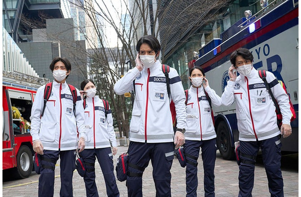 （左から）岩瀬洋志、桜田ひより、赤楚衛二、ファーストサマーウイカ、津田健次郎（C）2026劇場版『TOKYO MER』製作委員会