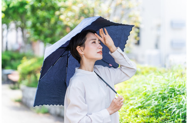 仕事相手が眉をひそめる。職場での薄着ファッションのマナー違反、覚えておいて