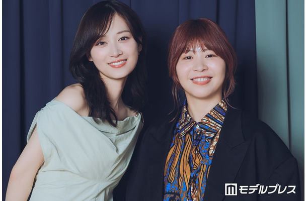 モデルプレスのインタビューに応じた山下美月、加納愛子（C）モデルプレス