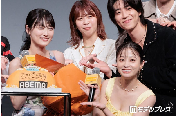 「バカンスの法則」プレミアイベントに出席した（左から時計回りに）山下美月、加納愛子、チェ・ジョンヒョプ、橋本環奈（C）モデルプレス