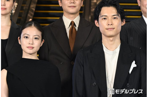 「白鳥とコウモリ」オープニングセレモニーに登壇した今田美桜、松村北斗（C）モデルプレス