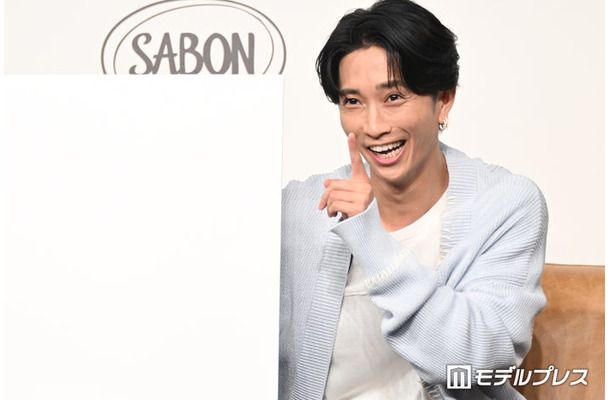 フリップ披露で白紙を見せ「ビビったべ」と報道陣にいたずらを仕掛ける田中樹（C）モデルプレス
