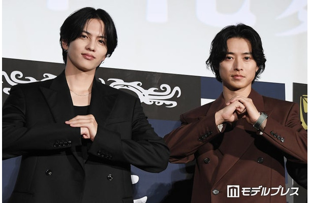 互いを称えあった志尊淳と山崎賢人（C）モデルプレス