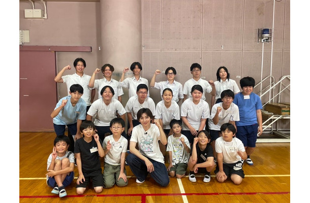 京本大我＆ろう学校の学生（C）日本テレビ