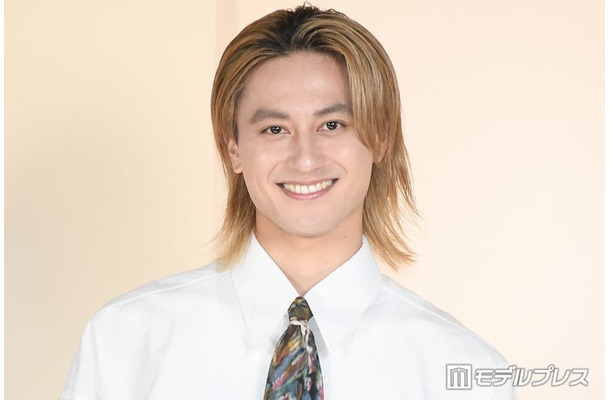 昨晩、裸のままソファで3時間寝落ちした小島健（C）モデルプレス