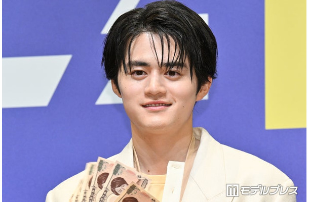 映画「藁にもすがる獣たち」完成披露舞台挨拶に登壇した鈴鹿央士(C)モデルプレス