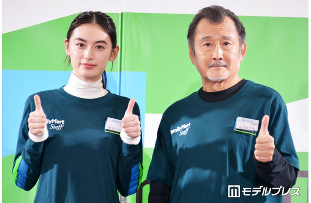 （左から）八木莉可子、吉田鋼太郎（C）モデルプレス