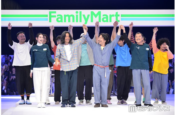 (前列左から)八木莉可子、落合宏理、曽我部恵一、吉田鋼太郎(C)モデルプレス