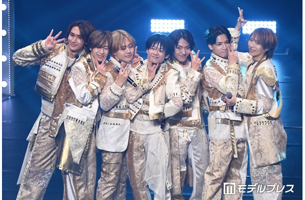 新曲「AmBitious 関西 World」を披露したAmBitious（左から）大内リオン、永岡蓮王、岡佑吏、真弓孟之、井上一太、山中一輝、浦陸斗（C）モデルプレス