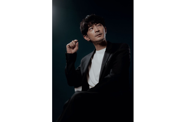 津田健次郎「モデルプレスカウントダウンマガジン vol.13」（東京ニュース通信社刊）写真：野間憲治