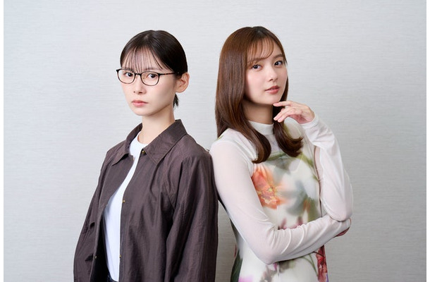 朝日奈央、新川優愛(C)「妻を引退します」製作委員会