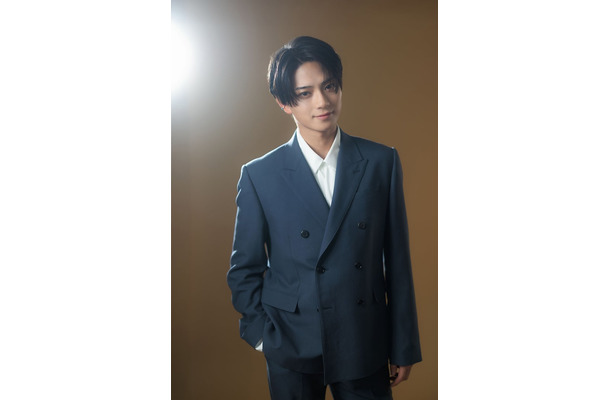 岩瀬洋志「モデルプレスカウントダウンマガジン vol.13」(東京ニュース通信社刊)写真:野間憲治