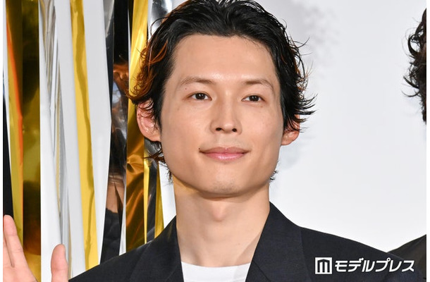 『白鳥とコウモリ』公開前夜祭舞台挨拶に登壇した松村北斗(C)モデルプレス