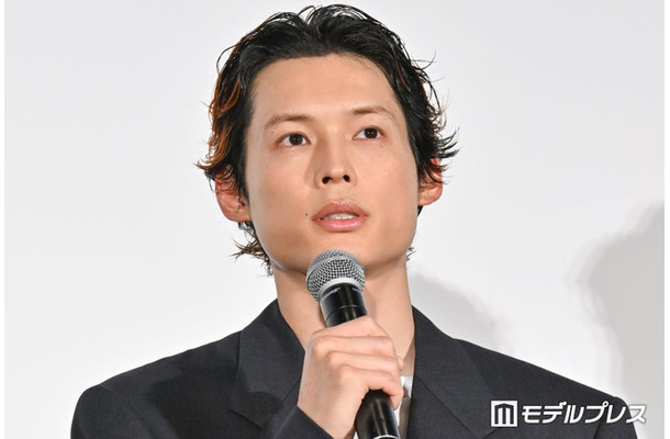 『白鳥とコウモリ』公開前夜祭舞台挨拶に登壇した松村北斗（C）モデルプレス