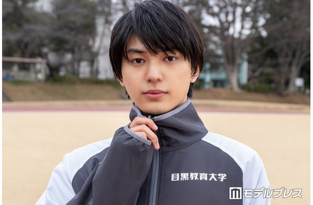 インタビューに応じた荒木飛羽（C）モデルプレス