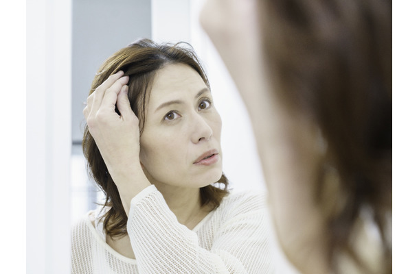 閉経後は「頭の中央の分け目」から薄毛が始まる⁉ 更年期の髪の悩み、原因を専門医が解説