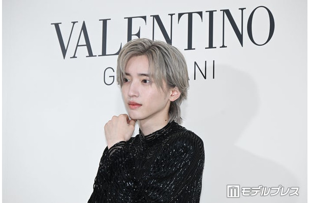 神々しいプラチナブロンドヘアで登場した道枝駿佑(C)モデルプレス