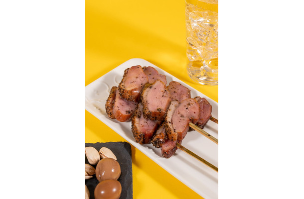 「燻製あい鴨ロース串」（提供画像）
