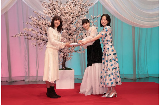 石橋静河、見上愛、上坂樹里（C）NHK