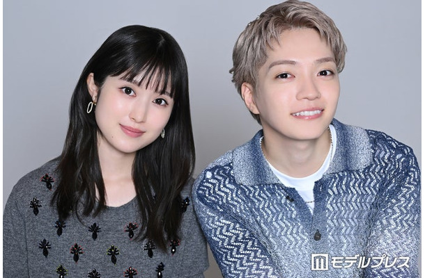 モデルプレスのインタビューに応じた西畑大吾＆福本莉子（C）モデルプレス