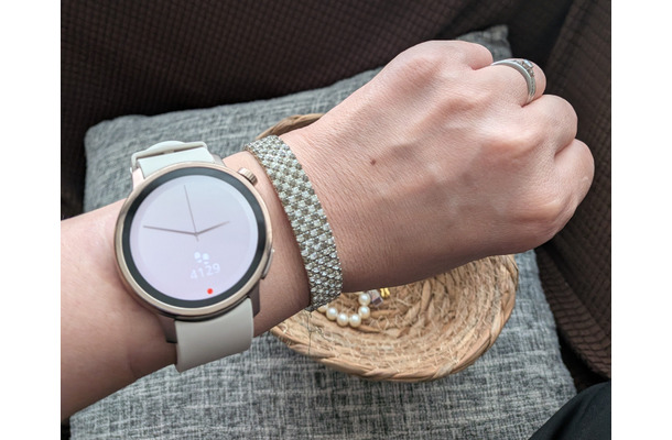丸型フェイスがクール! 摂取カロリーも推測できるシャープ「からだメイト Watch」レビュー