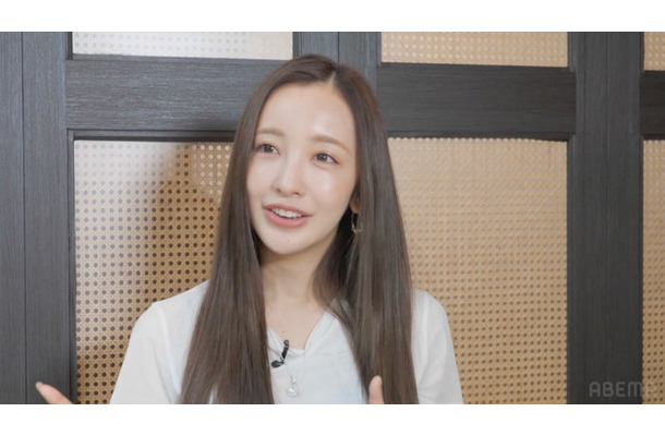 板野友美「エイジレスボーイズ」（C）AbemaTV, Inc.