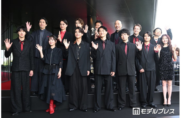 （後列左から）袴田吉彦、金田哲、今井竜太郎、武井壮、牧野公昭、ジョエル・ディカーソン、浜野謙太（前列左から）佐藤龍我、伊原六花、中川大志、岩本照、安藤政信、城桧吏、久間田琳加（C）モデルプレス