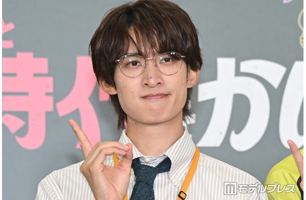 関西弁を封印する向井康二（C）モデルプレス