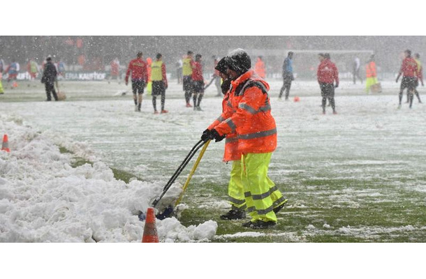 J2新潟、すげぇ！スタジアムの除雪作業に600人が集結、芝生も見えてきた