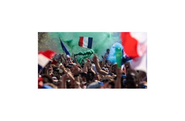 W杯優勝のフランス！パリもすごいことになってた！なんと9万人が狂喜