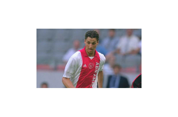 イブラヒモヴィッチ、あの同僚選手から口にキスされる…どんな反応だった？