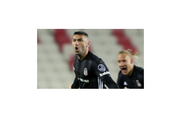 理解不能！香川同僚が放ったフリーキックの軌道がやばかった