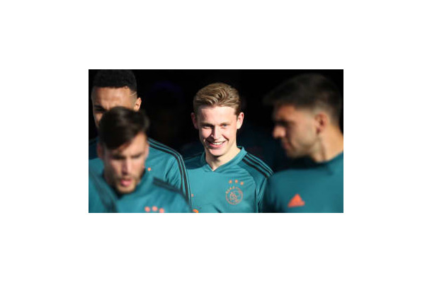 審判と選手のイイ関係！デ・ヨング、最終戦で主審にまさかのおねだり