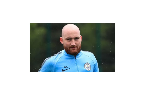 ハリウッドザコシショウか！シティ優勝で用具係が「パンツ一丁」でぶっ壊れる