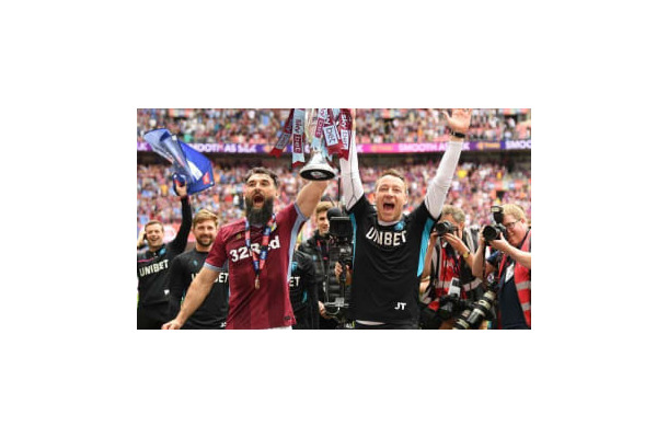 アストン・ヴィラ、プレミア昇格決定！あのジョン・テリーも感極まる