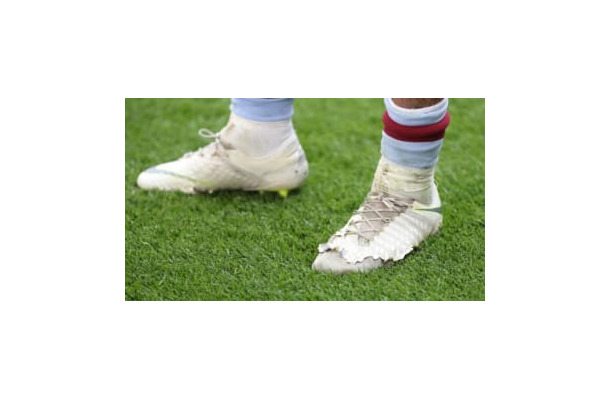 なんじゃこりゃ！プレミア昇格チーム、エースのスパイクがボロボロだぞ