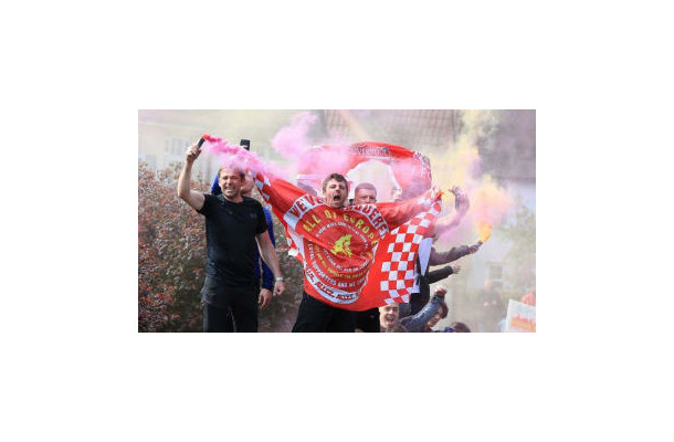 リヴァプールサポ、バルサ公式ショップで優勝を祝って大騒ぎ！笑いを誘う