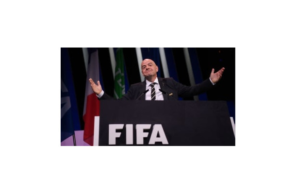 サッカー界のボス！FIFA会長がコーナーキックを蹴るとこうなる