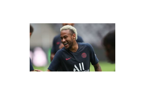 ネイマール、PSG監督に押し倒される！話題の「謎シーン」がこれ