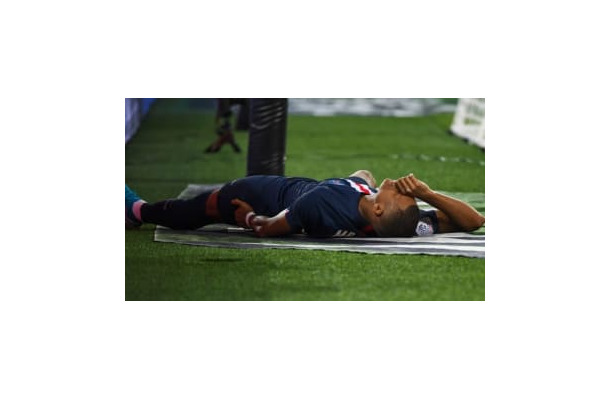 エムバペとカバーニが負傷でPSG緊急事態…「怪我の場面」がこれ