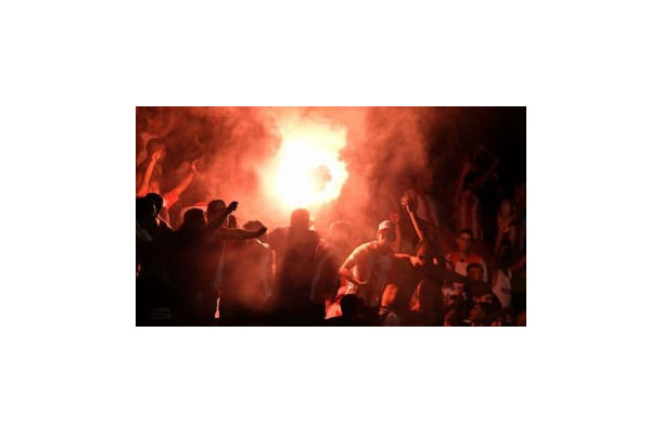 爆竹が暴発、サポーターが「手を失う瞬間」が撮影される（閲覧注意）