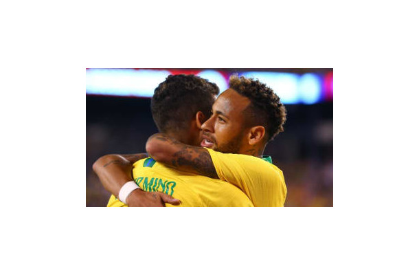 ネイマールとフィルミーノ、あの元Jリーガーとハグ！これはグッとくる