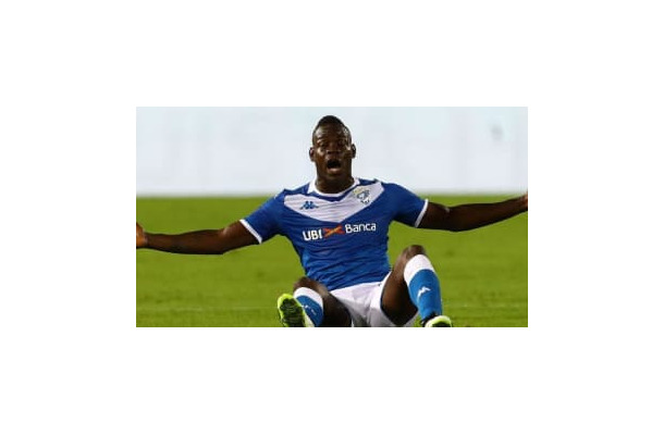 ついにデビューのバロテッリ「ロッカーでタバコ疑惑」映像がこれ