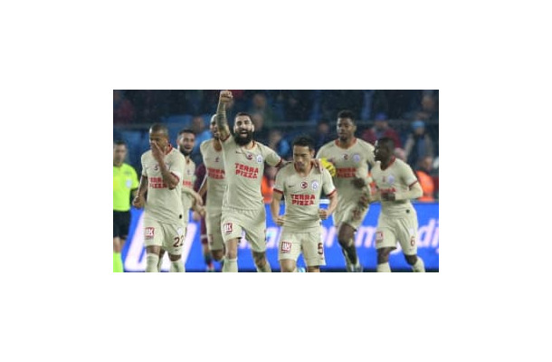 長友、チームを救う劇的ゴール！相手GKは「申し訳ない」と謝る