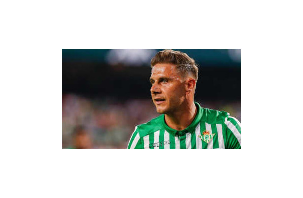 38歳ホアキン、最年長ハット！「職人的巧すぎシュート3連発」がこれ