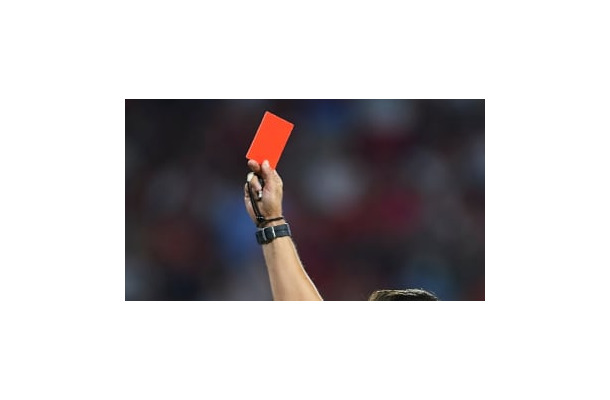 ドクターヘリで緊急搬送…退場にキレた選手が主審をブン殴る「衝撃動画」がこれ