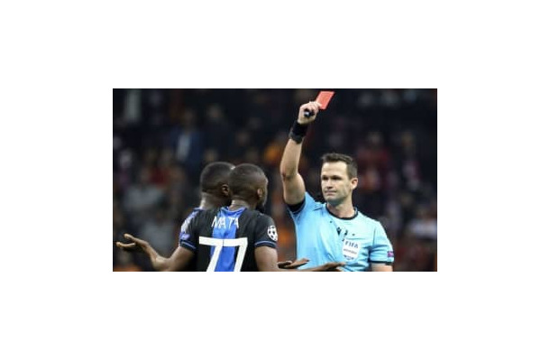 長友の前で発生！愚かすぎる「衝撃のダブル退場」がこれ