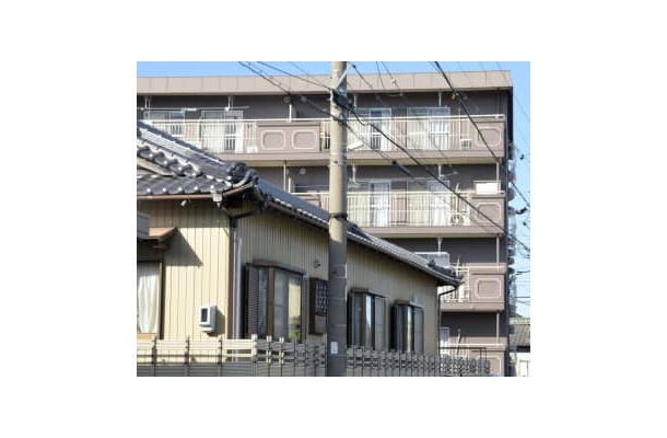 男性の遺体が見つかったマンション（奥）＝2019年11月19日、愛知県岡崎市