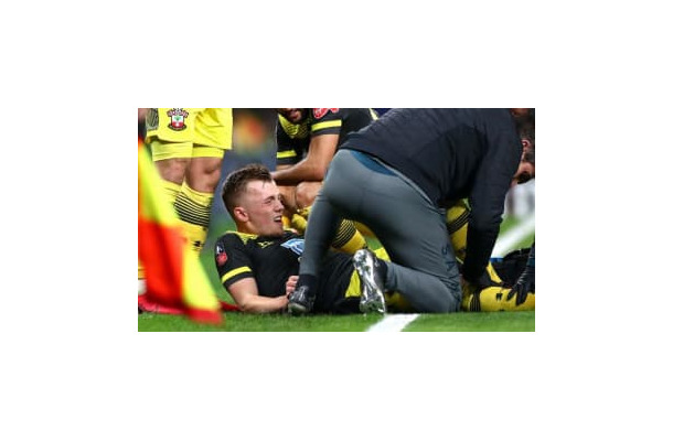 サウサンプトンのFK職人、「骨が見える」怪我で悶絶…（閲覧注意）